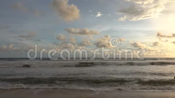 年轻一对恋爱中的情侣正在海滩对面散步在日落时分见面接吻视频的预览图