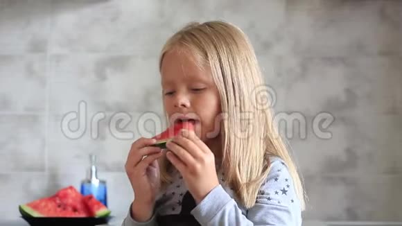 小女孩在厨房里吃西瓜视频的预览图