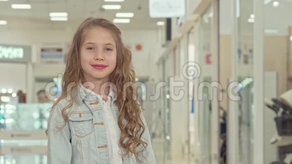 快乐可爱的小女孩在购物中心竖起大拇指视频的预览图