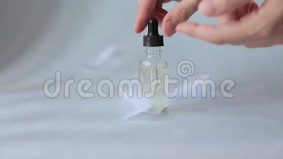 滴管玻璃瓶滴液精华滴在女人手视频的预览图