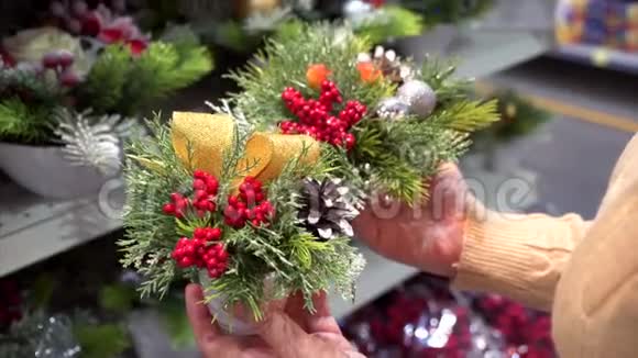女人手里拿着圣诞装饰盆里放着浆果的浆果视频的预览图