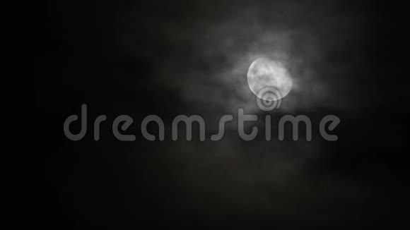 时间的流逝在月圆的表面上在黑暗的天空中黑云在夜晚快速上升视频的预览图