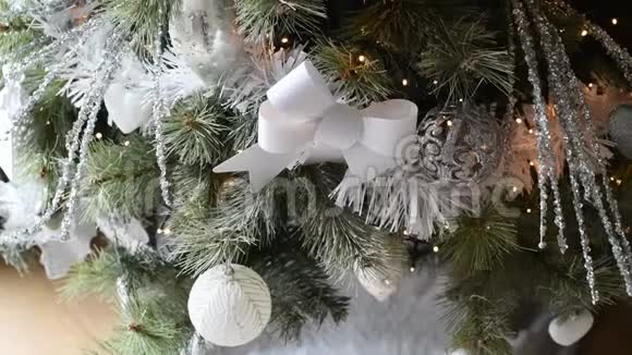 在背景中模糊了圣诞树的垂直装饰视频的预览图