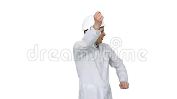 年轻的工人戴着白色长袍的头盔喜欢在白色背景下跳舞视频的预览图