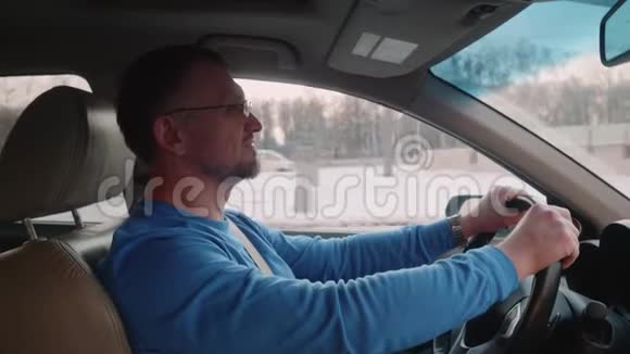 白人驾驶汽车在高速公路上的轮廓视频的预览图