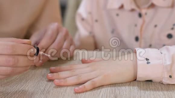 妈妈给女儿涂指甲教指甲安全儿童化妆品视频的预览图
