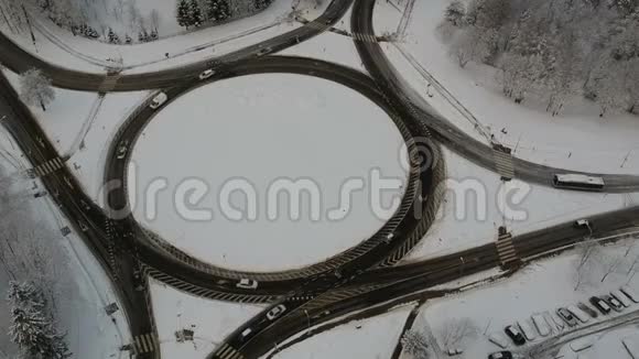 在冬季用汽车绕路空中视频的预览图