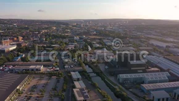 日落时分从天空中俯瞰谢菲尔德城的中心2019年8月视频的预览图