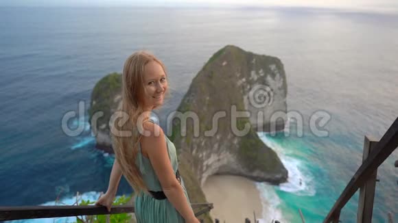 年轻女子游客参观所谓的暴龙岩在克林金海滩努沙佩尼达印度尼西亚著名的视频的预览图