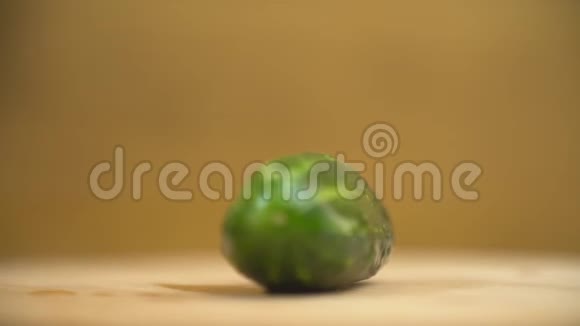 一根黄瓜放在木桌上视频的预览图