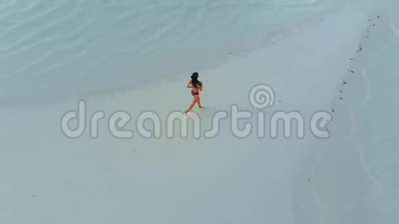 菲律宾沙洲4K段女子独自在绿松石水上慢跑的空中镜头视频的预览图