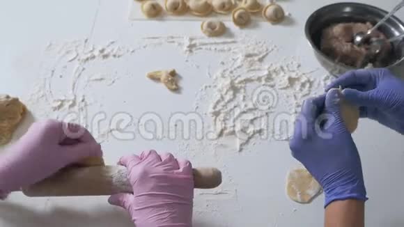 双手戴多色手套手套用肉末包饺子视频的预览图