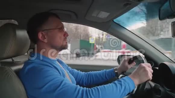 白人司机开车经过城市建筑城市日落视频的预览图