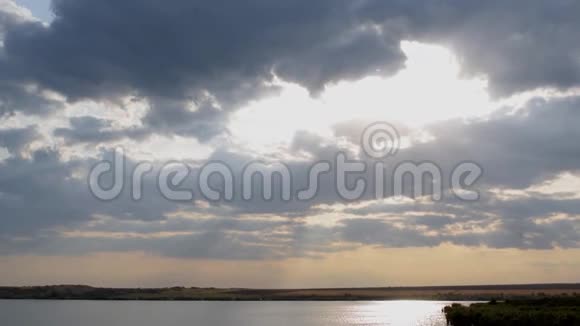 乌云密布的景象阳光从湖面上掠过视频的预览图
