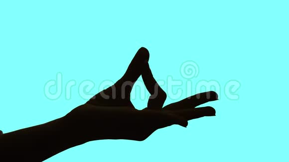 一只雌性的手显示了禅宗的标志视频的预览图
