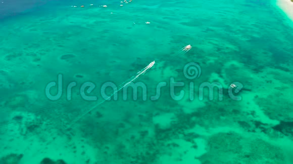 长滩岛与白色沙滩速度船在蓝色泻湖附近的热带海滩视频的预览图