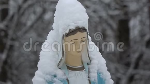 白雪公主圣母玛利亚墓地雕塑视频的预览图