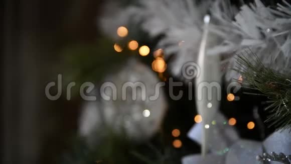 在背景模糊的圣诞树上视频的预览图