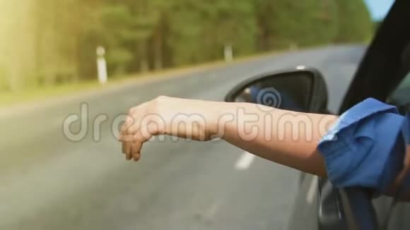 女人的手车窗外暑假概念视频的预览图