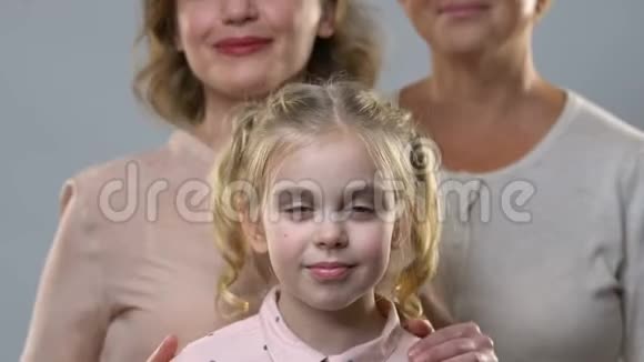 儿童母亲和奶奶肖像遗传概念人格教养视频的预览图