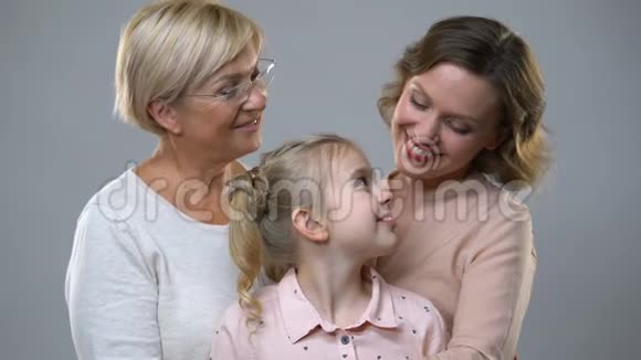 可爱的女孩与母亲和奶奶拥抱孩子的权利良好的方式视频的预览图