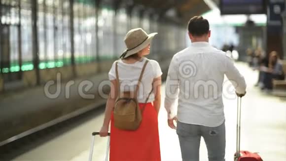 在机场或火车站附近带行李的年轻夫妇快乐地去旅游假期假期的概念视频的预览图