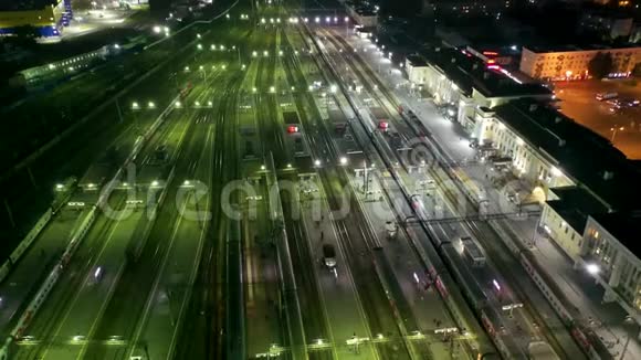在俄罗斯叶卡捷琳堡火车站的路上飞过晚上的人和火车视频的预览图