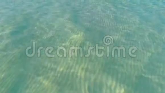 菲律宾水晶般清澈的绿松石水之上4空中移动视频的预览图