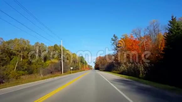 白天把车开到路边推动乡村街道减速的司机视角视频的预览图