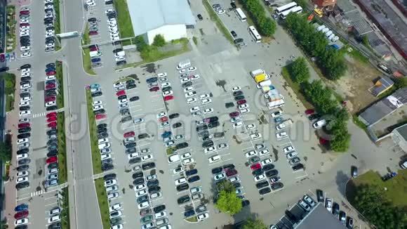 商业区的顶部景观有办公楼许多汽车和停车场空中4K视频的预览图