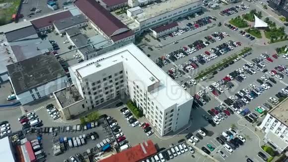 许多建筑物的现代办公商业区的鸟瞰图停车场娱乐和基础设施俯视图视频的预览图