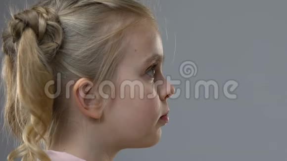 小女孩看着老婆婆对面人口老龄化问题视频的预览图