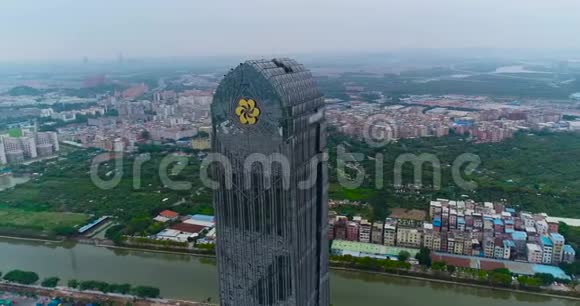 新美丽建筑背景上的老旧民居建筑让中国城市从空中飘起中国广州视频的预览图