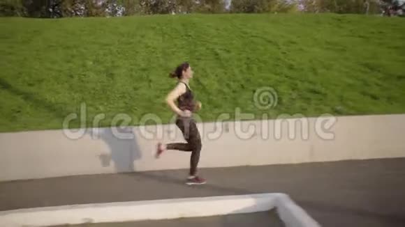 年轻女子在市区跑步视频的预览图
