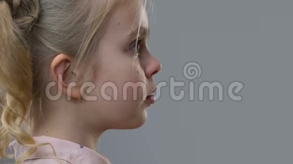 小女孩看女人对面年龄变化遗传观念视频的预览图