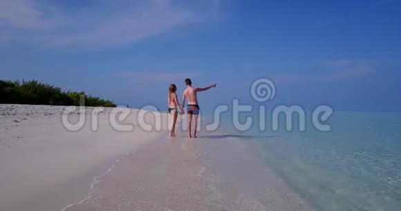 V03963飞机飞行无人机马尔代夫白色沙滩2人年轻夫妇浪漫爱情阳光明媚视频的预览图