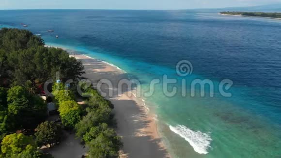 带白色沙子和蓝色海洋的热带海滩空中观景天堂旅游景点视频的预览图