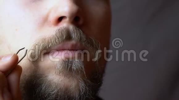 人用镊子拔胡子视频的预览图