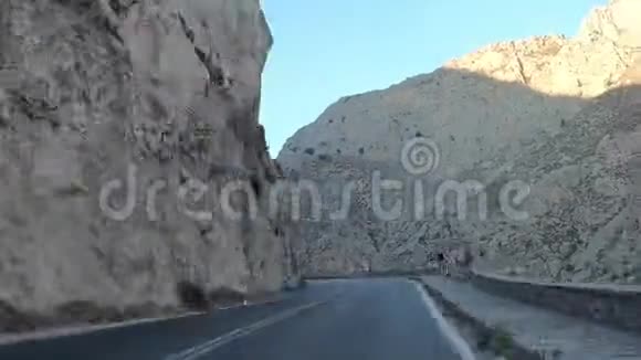 时间流逝的山峰小岩石之间的道路道路视频的预览图
