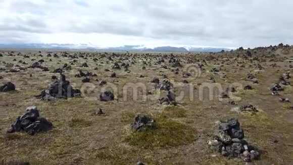 祝你好运冰岛的洛夫斯卡拉瓦达火山岩上用石头做成的凯恩斯视频的预览图