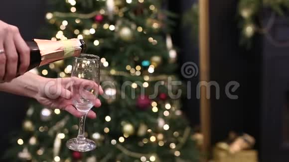 庆祝香槟玻璃泡泡圣诞树视频的预览图
