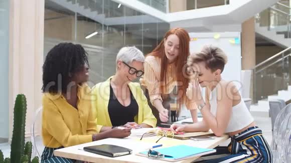 有创意的女性面对问题魅力团队有一套想法视频的预览图