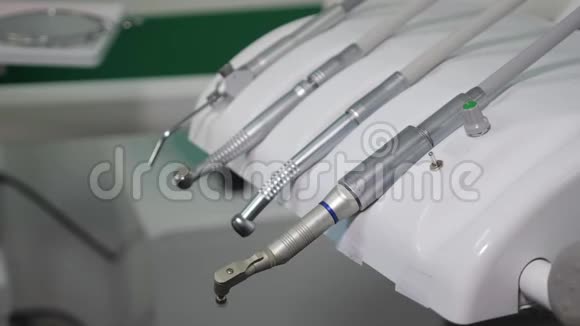 牙科医生用电牙刷从牙科器械中取出用于牙科手术中的牙齿牙齿护理概念视频的预览图
