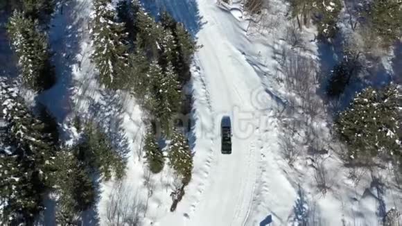 黑色的汽车从雪堆里潜入视频的预览图