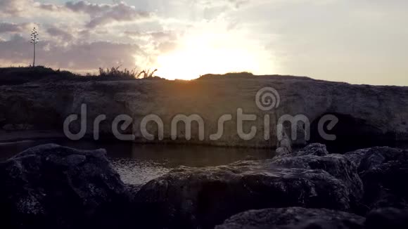 从意大利西里卡湾岩石中升起的太阳时间视频的预览图