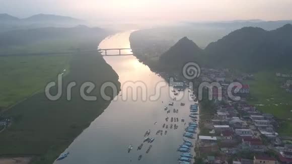 Flycam电影穿越河流的山谷视频的预览图