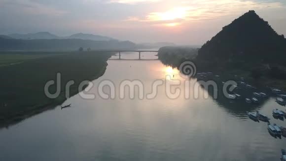飞行摄像机从完美的日落中移动倒映在河水中视频的预览图