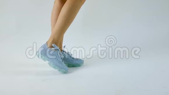 在灰色背景的工作室中特写女性赤脚跑鞋运动鞋保健概念视频的预览图