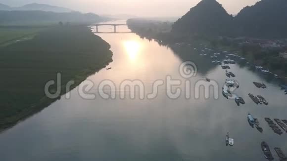 Flycam电影让河面平静下来视频的预览图