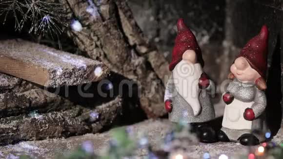 圣诞节侏儒家庭背景的木屋闪烁的灯光视频的预览图